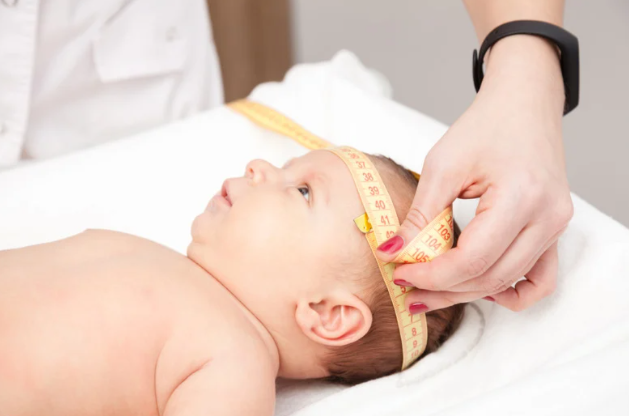 Karakter bayi bulan Juni, Bayi ceria dan mudah bergaul, Social butterfly baby, Tips mengasuh bayi supel, Perkembangan bayi bulan Juni, Bayi ramah dan ekspresif, Parenting bayi mudah beradaptasi